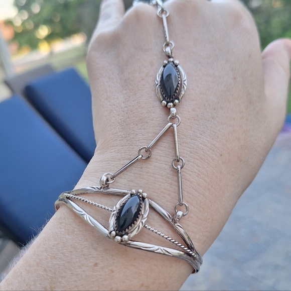 Sterling Size 7 Black Onyx Slave Bracelet Navajo Signed Jaqueline Silver - Picture 5 of 13